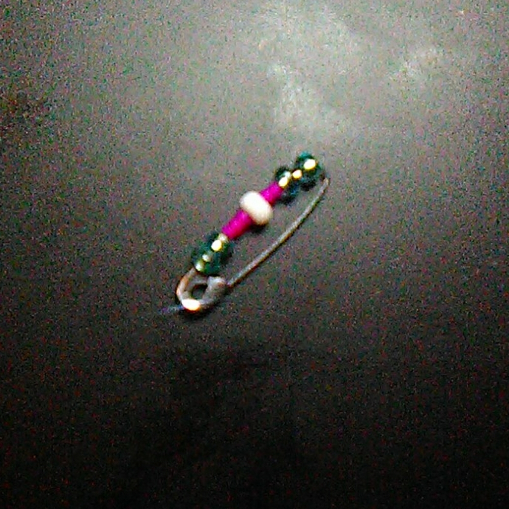 ✨free w/ bundle✨Trans pride bead pin